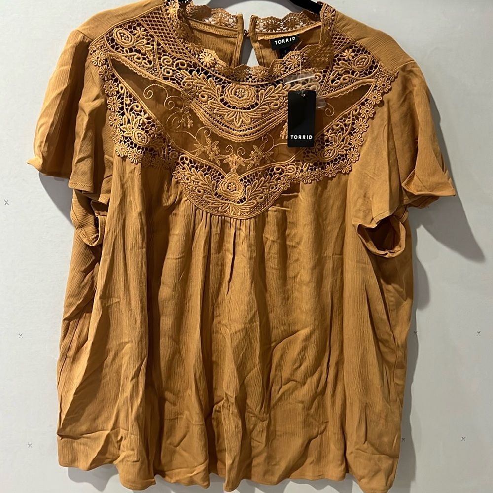 NWT Torrid lace crochet yoke top, flutter sleeve blouse with high neck, size 1